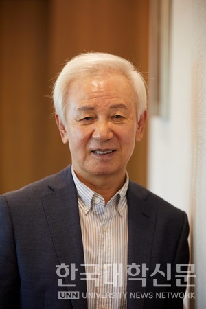 김홍신 소설가.