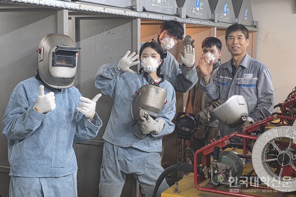 용접실습 중 쉬는 시간 계공학과 유학생들이 포즈를 취하고 있다.  (사진= 주지영 기자)