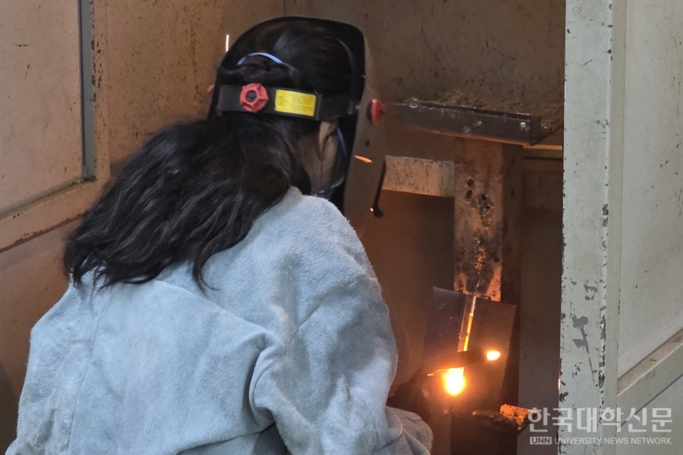 용접 실습에 집중하고 있는 유학생. (사진= 주지영 기자)