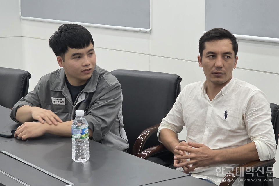 기계공학과 2학년 응앤 티엔 타이(25, 베트남, 왼쪽) 씨와 하산보이(29, 우즈베키스탄, 오른쪽) 씨가 한국 유학을 선택한 이유를 설명하고 있다. (사진- 주지영 기자)