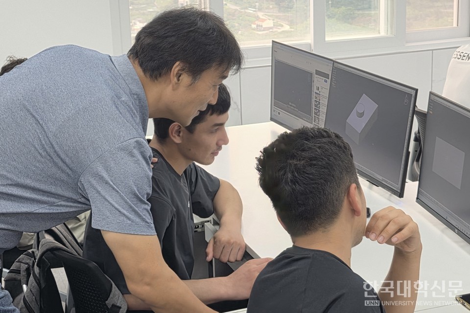 3D 모델링 수업에 집중하고 있는 기계공학과 유학생들. (사진= 주지영 기자)