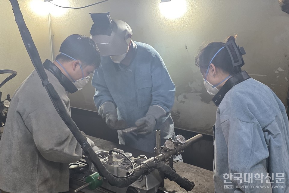기계공학과 유학생들이 용접한 결과물을 다듬고 있다.  (사진= 주지영 기자)