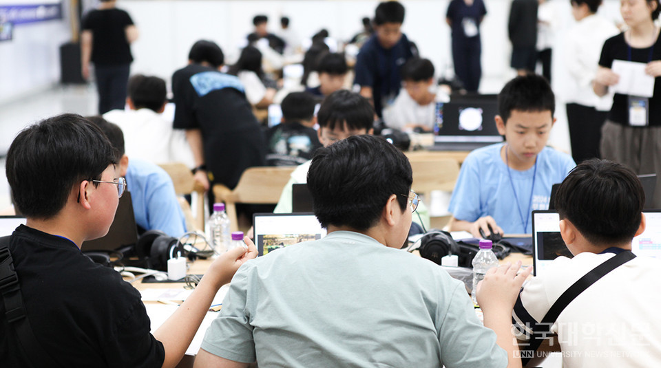 ‘2025 대학 연계 아산학생 AI·SW 창의한마당’에 참가한 초등부 학생들이 미션을 수행하고 있다.