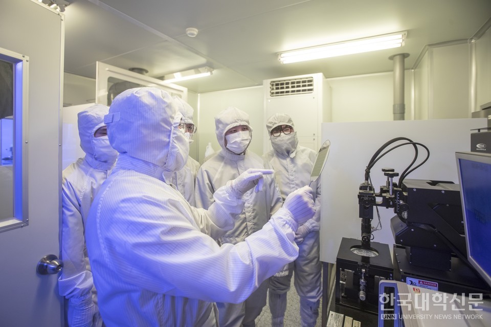 2026년 통합 신설운영되는 경남정보대 반도체전자과 실습 모습. (사진=경남정보대)