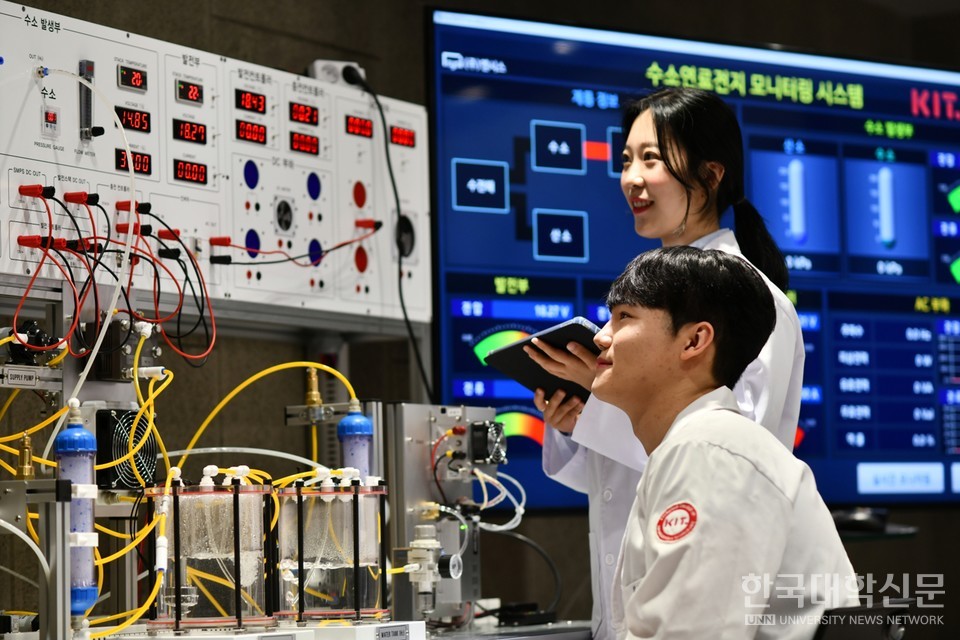 경남정보대 화공에너지공학과 학생들이 수소연료전지 관련 실습을 하고 있다. (사진=경남정보대)