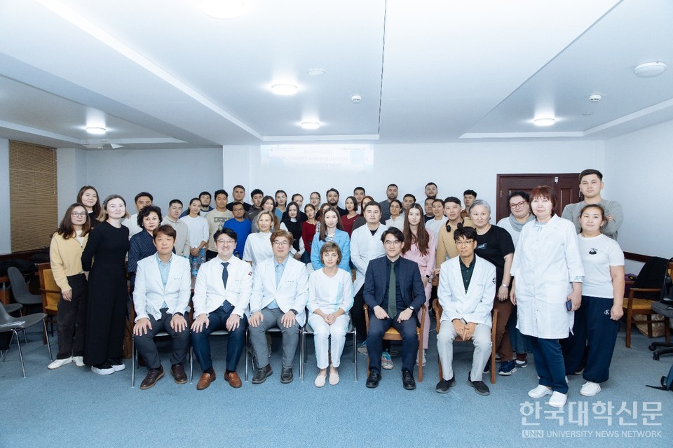 카자흐스탄 아스타나 메디컬 대학교에서 재학생과 현지 재활 전문가, 한달빛글로컬보건연합대학 교수진 등 70여 명이 참석한 가운데 마스터 클래스를 마치고 기념촬영을 하고 있다.