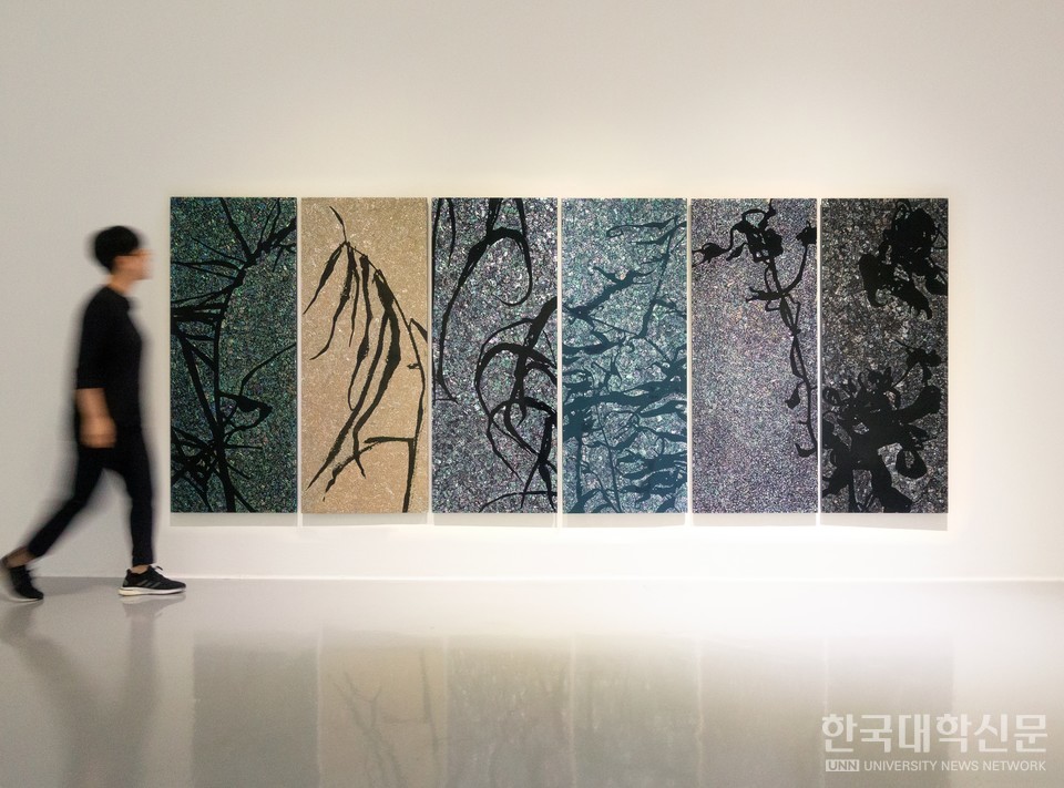 문이원, 신(新)사군자_a black dance, 150×60cm, mother of pearl on wooden panel, 2024