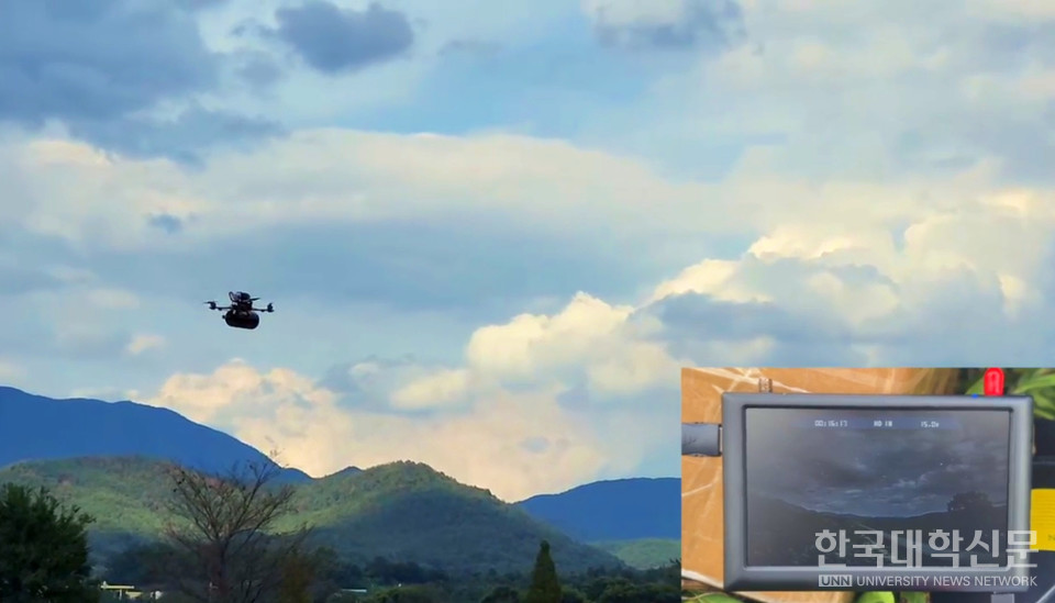 경운대 무인항공기학부 박수길 교수 연구팀이 국내 최초로 FPV 광섬유 드론 시험비행에 성공했다. FPV 광섬유 드론 시험비행 장면