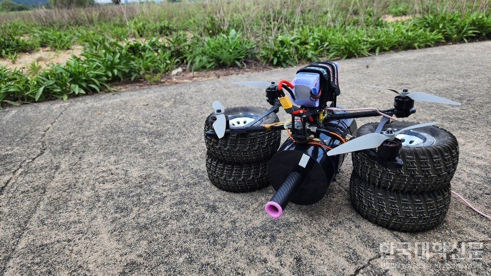 박수길 교수 연구팀이 제작한 FPV 광섬유 드론 시제기.