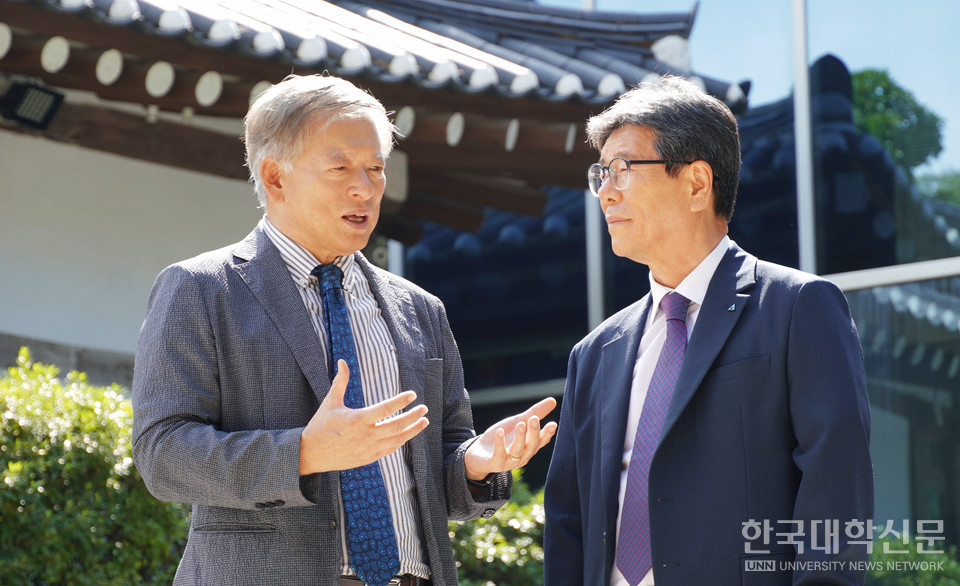 염재호 총장(왼쪽)과 최용섭 본지 주필 겸 편집인이 스페셜리스트와 프로페셔널 개념에 대한 의견을 나누고 있다. (사진=한명섭 기자)