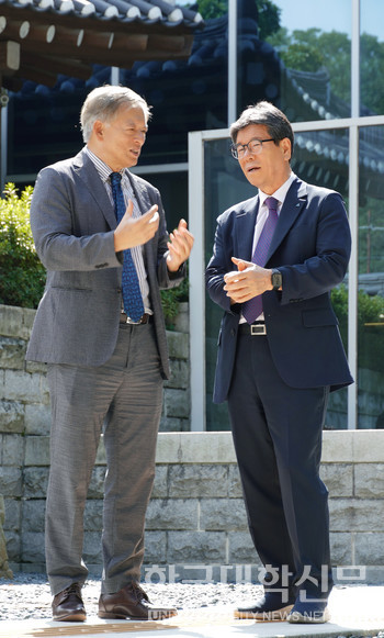 염재호 총장(왼쪽)이 기억에 남는 성과에 대해 설명하고 있다. (사진=한명섭 기자)