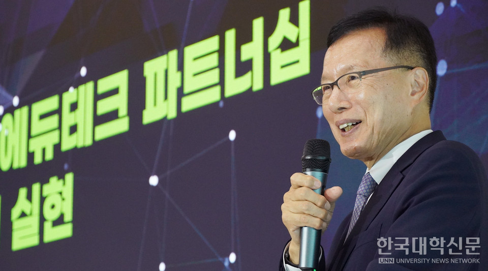 최도성 한동대 총장이 환영사에서 한동대 교육 철학과 이날 행사의 의미를 설명하고 있다. (사진= 한명섭 기자)