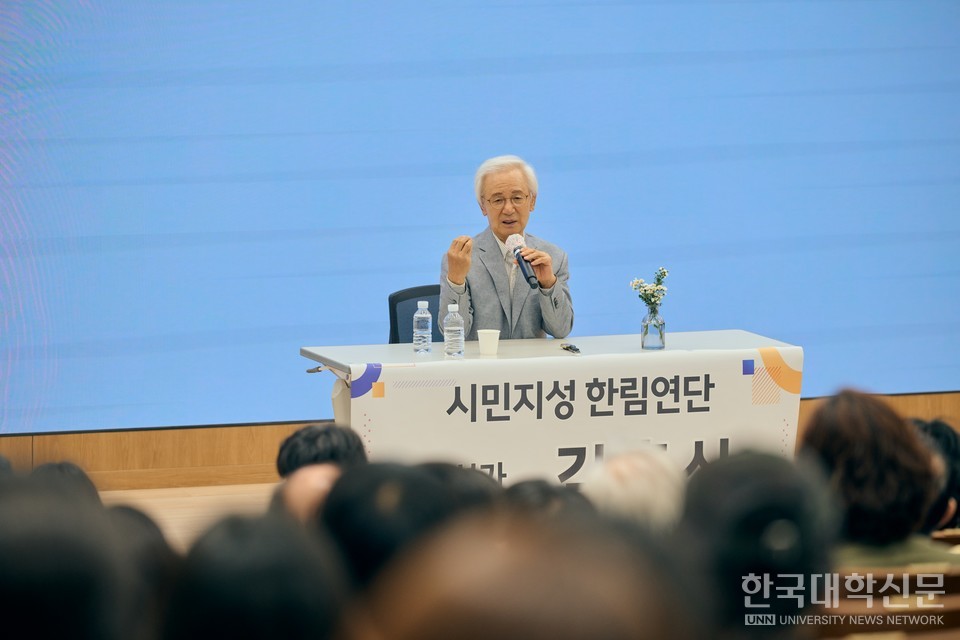 강연을 하는 김홍신 소설가.