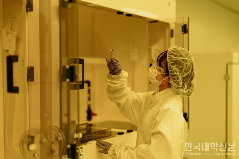 단국대학교 반도체 클린룸에서 실습하는 학생의 모습 (사진=한국대학신문DB)
