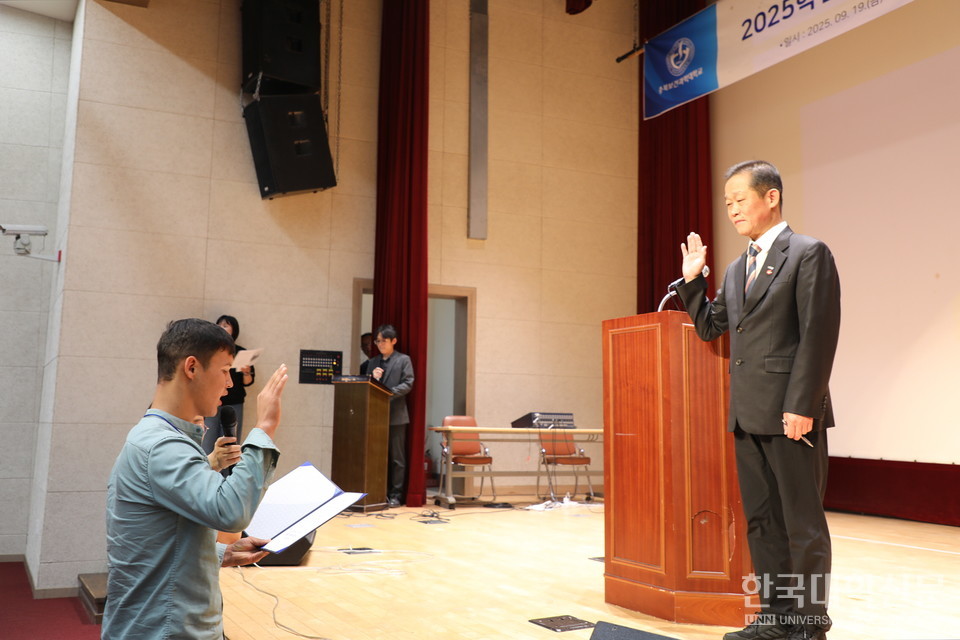 아스드백 신입생 대표가 강석규 대외부총장에게 책무선언을 낭독하고 있다