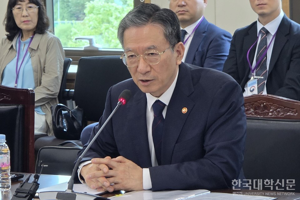 정성호 법무부 장관이 22일 정부과천청사에서 진행된 ‘외국인 요양보호사 양성대학 지정증 수여식’에서 외국인력 양성 중요성을 설명하고 있다. (사진= 주지영 기자)