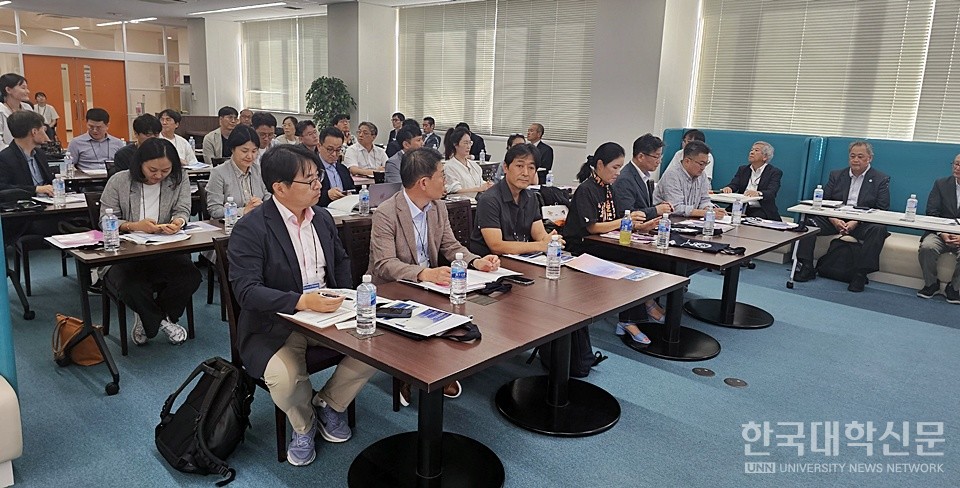 22일 오후 3시부터 약 3시간 진행된 이번 일본 도쿠시마대학 라이즈 벤치마킹 연수에서 참석자들이 강연을 경청하고 있다. (사진=김영식 기자)