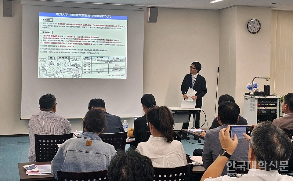시마 도쿠시마현 계장이 현과 지역대학 협력 사례 등에 대해 설명하고 있다. (사진=김영식 기자)