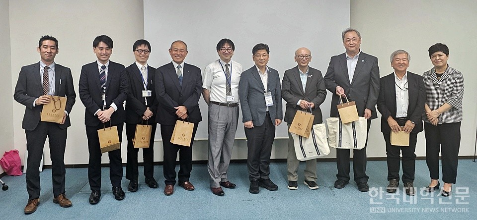 한일 대학간 선물 교환이 이뤄진 뒤 관계자들이 기념 촬영을 하고 있다. (사진=김영식 기자)