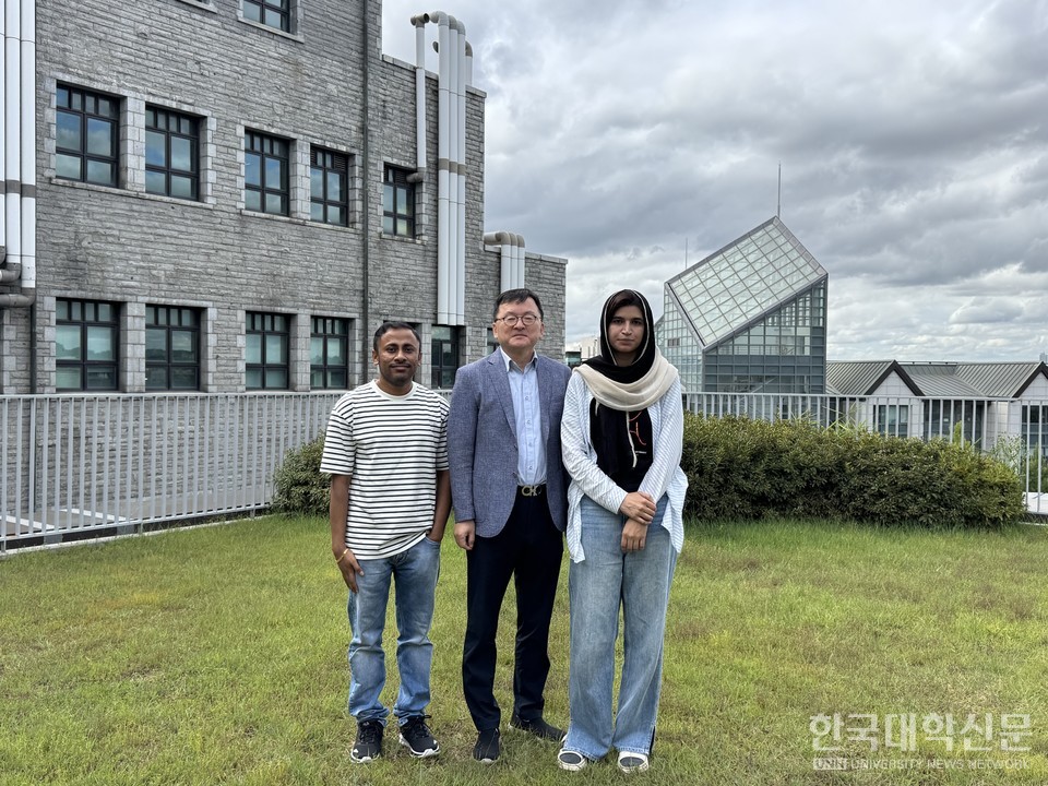 이화여대 김진흥 교수 연구팀. 사진왼쪽부터 수빅 마이티 박사후연구원과 김진흥 교수, 아티파 아시라프 학생.