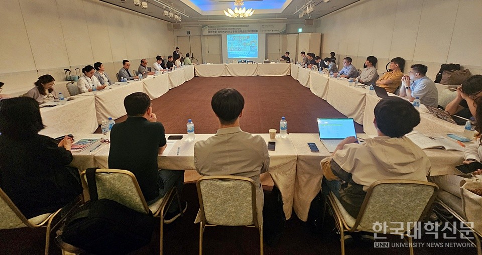 23일 고베 씨사이드 호텔에서 '신슈대‧오이타대 RISE 설명회‧간담회'가 진행된 가운데, 국내 전문대 라이즈 사업단으로 구성된 연수단의 질문 세례가 이어지고 있다. (사진=김영식 기자)