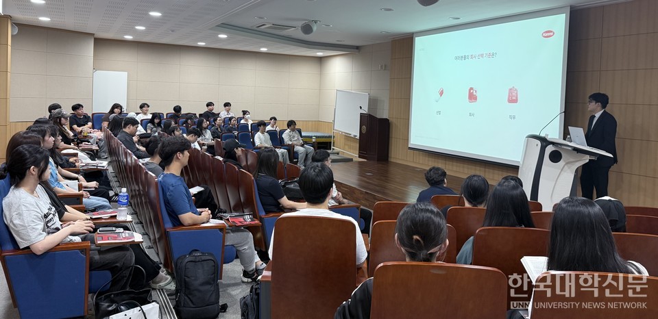 최근 한달동안 청주대 대학일자리플러스센터는 학내에서 기업설명회를 개최한 가운데 한미그룹 설명회에 참석한 학생들이 기업 관계자의 설명을 듣고 있다.