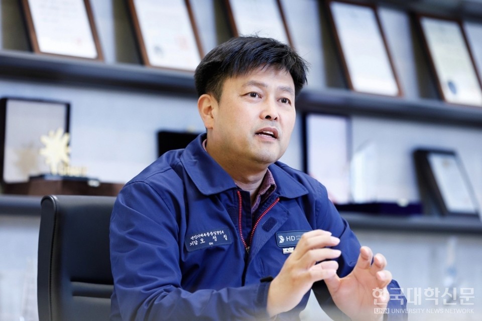 오정철 HD현대중공업 엔진품질기획팀 기감(기계조립 분야 국가품질명장·대한민국명장)은 지난 8월 한미 정상회담에서 이재명 대통령이 도널드 트럼프 미국 대통령에게 선물한 거북선 모형을 직접 제작해 화제를 모았다. 오정철 기감은 인터뷰를 통해 ‘이 일은 꼭 제대로 완성해야 한다’는 사명감으로 거북선 모형을 만들었다고 설명했다. (사진=본인 제공)