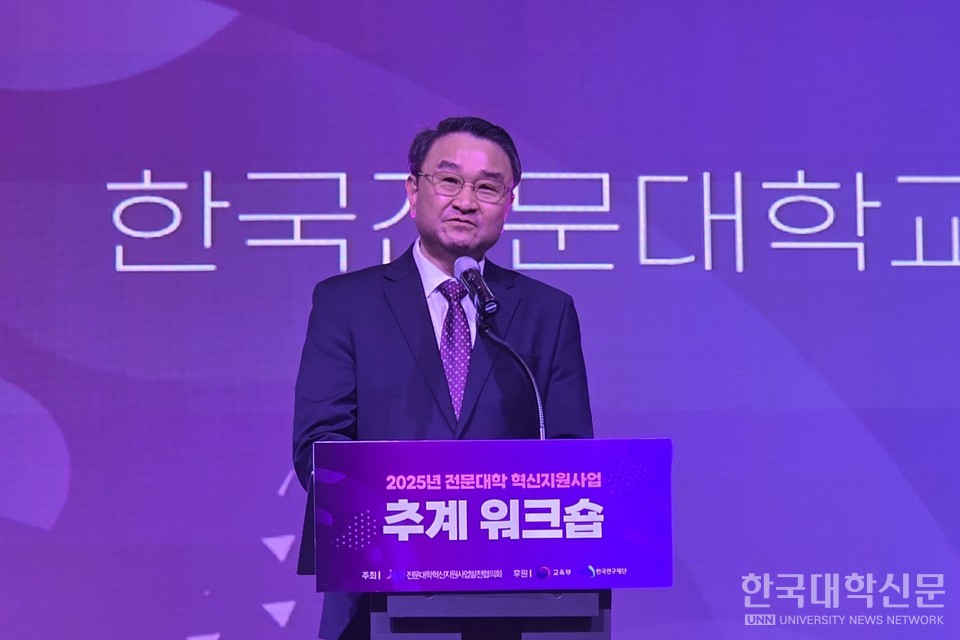 ±è¿µµµ Çѱ¹Àü¹®´ëÇб³À°ÇùÀÇȸÀå(µ¿ÀǰúÇдë)ÀÌ Ãà»ç¸¦ ÀüÇϰí ÀÖ´Ù. (»çÁø= ÁÖÁö¿µ ±âÀÚ)