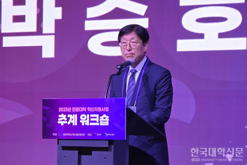 ¹Ú½ÂÈ£ °è¸í¹®È´ë ÃÑÀåÀÌ Ãà»ç¿¡¼ µðÁöÅÐ ´ëÀüȯ±â ½Ç¹«Çü ÀÎÀç ¾ç¼º ¹æ¾È¿¡ ´ëÇØ Á¶¾ðÇϰí ÀÖ´Ù. (»çÁø= ÁÖÁö¿µ ±âÀÚ)