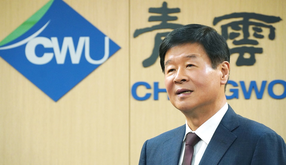 정윤 청운대 총장은 본지와의 인터뷰에서 “우리 대학은 단순히 규모를 키우는 대학이 아니라, 특정 분야에서 확실한 경쟁력을 가지는 대학이 되고자 한다”며 “K-컬처 중심 특성화, 지역산업과의 긴밀한 연계, 글로벌 네트워크 확대를 통해 작지만 강한 대학, 지역과 세계를 잇는 혁신대학으로 도약해나갈 것”이라고 밝혔다. (사진=한명섭 기자)