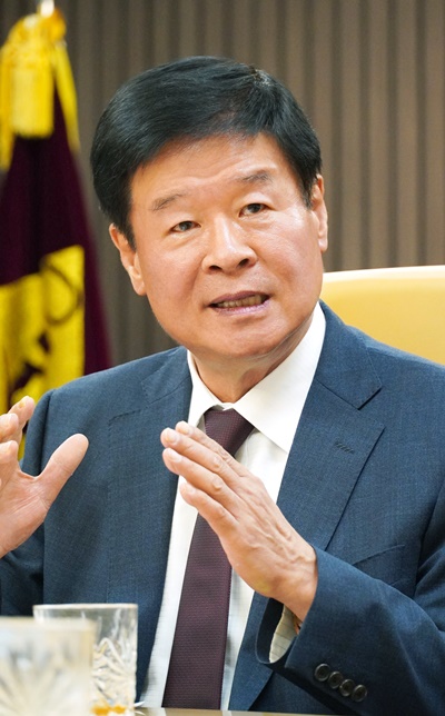 정윤 청운대 총장이 대학의 특성화 교육과 유학생 유치 전략에 대해 설명하고 있다. (사진=한명섭 기자)