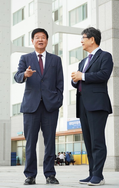 최용섭 본지 주필 겸 편집인(우측)이 정윤 청운대 총장과 대학이 지향하는 모습과 인재상에 대한 의견을 나누고 있다. (사진=한명섭 기자)