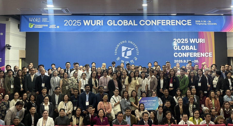 WURI Global Conference 2025가 지난 24일부터 26일까지 3일간 동명대에서 열린 가운데, 이 자리에 참석한 20개국 131개 대학의 총장·부총장·교육 관계자들이 기념 촬영을 하고 있다. (사진=
