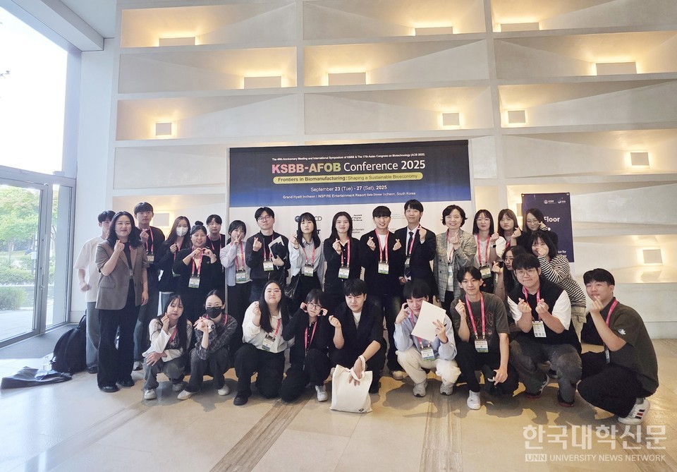 2025 한국생물공학회 캡스톤디자인 경진대회에서 금상·은상 등을 수상한 재능대 바이오생명과 학생들과 지도교수들이 기념촬영을 하고 있다. / 사진제공=재능대학교