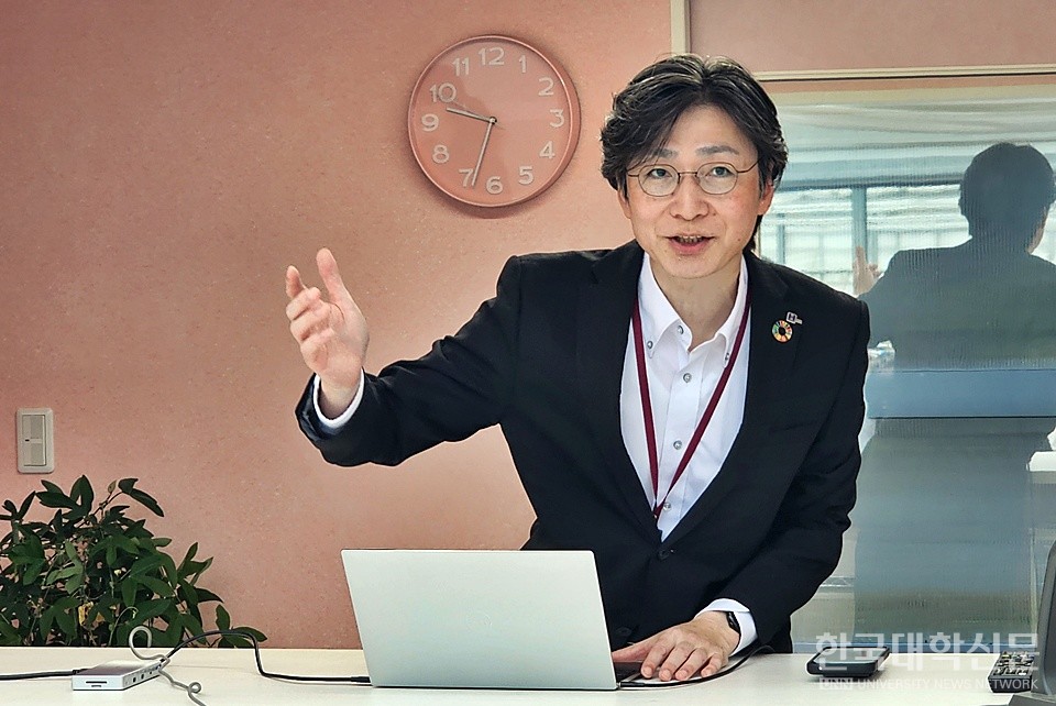 일본 호쿠료전기 사케모토 이사가 하쿠산 딸기농장에 대해 설명하고 있다. (사진=김영식 기자)