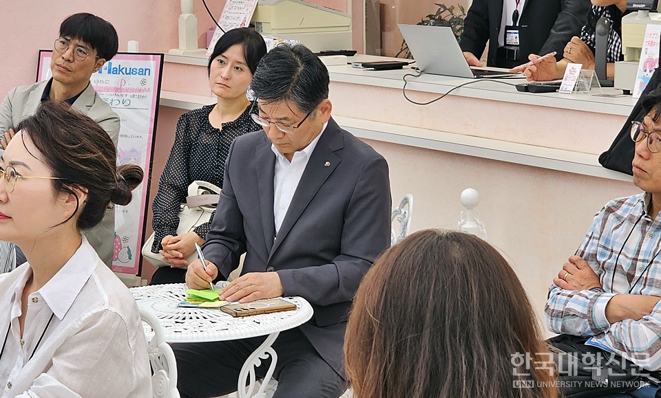 25일 '2025 전문대 라이즈사업단 일본 연수'에서 김진배(가운데) 연성대 부총장 겸 연수단장이 간담회에 적극 참여하고 있다. (사진=김영식 기자)