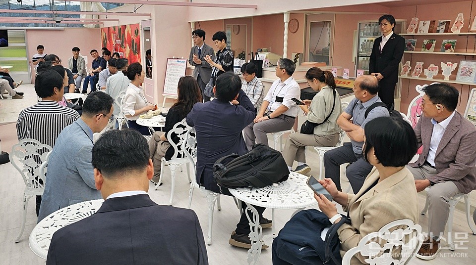 하쿠산 딸기농장을 방문한 연수단이 마츠이 가나자와공대 부장이 소개하는 일본 COC 사업 연계 등 내용에 대해 청취하고 있다. (사진=김영식 기자)
