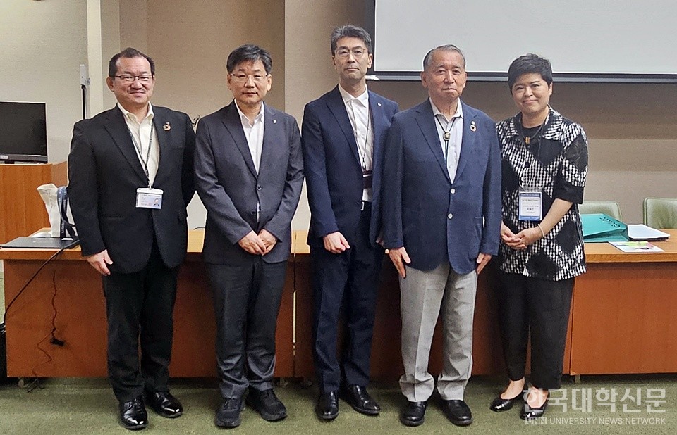 가나자와 공대 수뇌부와 김진배 연성대 부총장(왼쪽에서 두 번째), 송혜선 전문대교협 라이즈센터장(맨 오른쪽)이 간담회 이후 기념 촬영을 하고 있다. (사진=김영식 기자)
