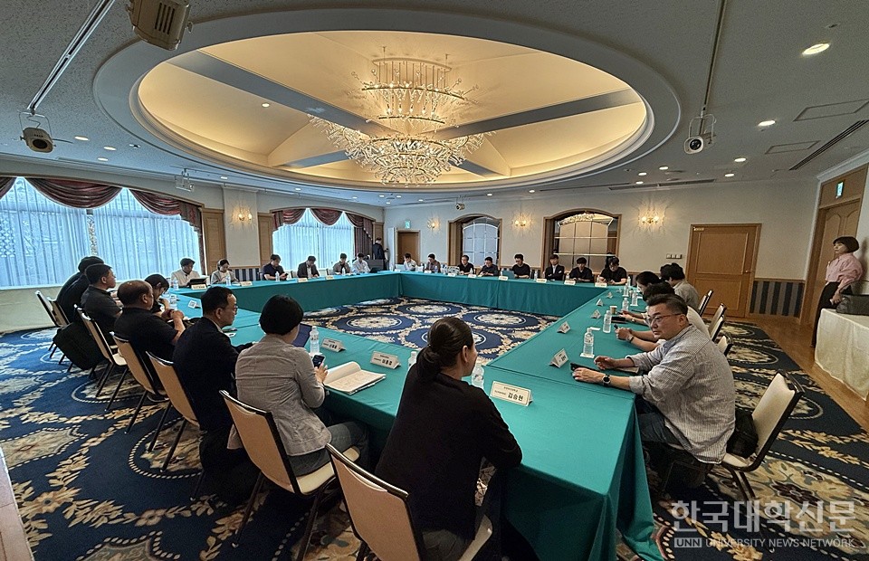 연수 마지막 날인 26일 한국 전문대 16개교 라이즈사업단 연수단이 일본 오사카 소재 오사카 가든 팰리서 '2025 전문대 라이즈 일본 연수' 클로즈드 워크숍 및 간담회를 진행하고 있다. (사진=김영식 기자)