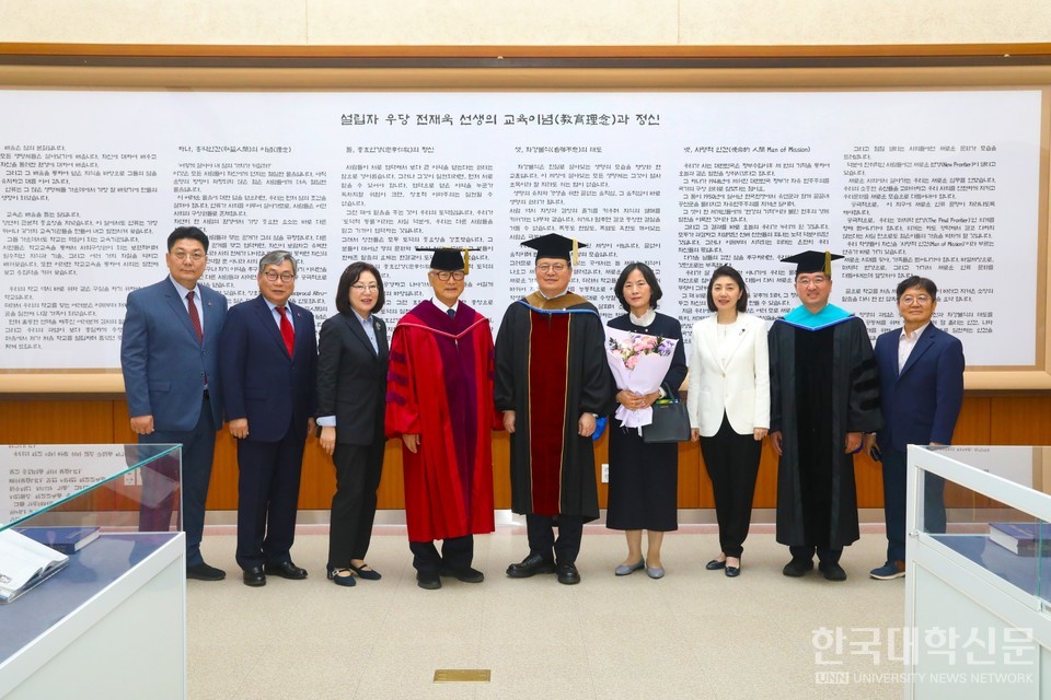 라정찬 명예총장 추대식(2025.10.01)_3. 가운데 붉은 가운 전재욱 이사장, 오른편 라정찬 명예총장.JPG