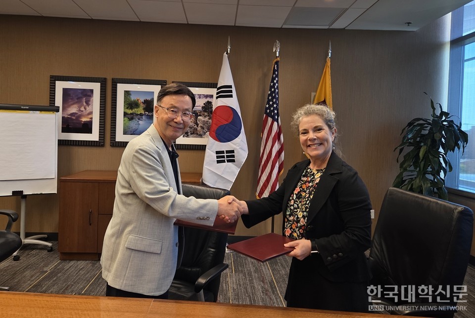 김종률 UBRC Lifelong Partners 회장(왼쪽)과 메리디스 레츠 ASU Enterprise Partners 대표가 협약을 체결하고 악수를 하고 있다. (사진=한국대학신문DB)