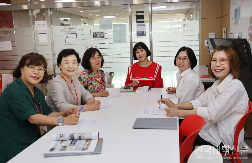 왼쪽부터 전옥진, 조영옥, 황의녀, 편성혜(조교), 김현순, 이수정 동문. 이들은 성인학습자의 대학생활을 지원하는 '시니어 디지털 튜터’로 활동한다. (사진제공=재능대학교)