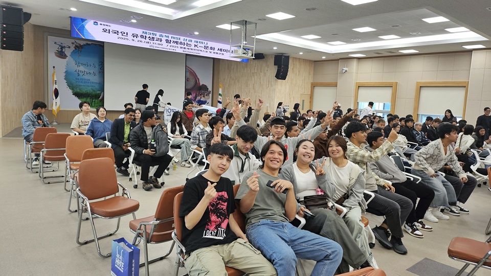 최근 충북 영동군에서 열린 ‘2025 영동세계국악엑스포’에 충북 라이즈 참여대학 소속 외국인 유학생들이 참석, 국악 등 우리 전통문화에 대한 이해도를 높였다. (사진=충북RISE센터) 