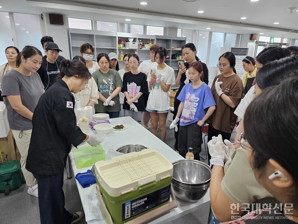 경운대 국제처가 2025년 추석연휴 기간을 ‘K-컬쳐 주간’으로 정하고, 연휴기간에 생활관에 거주하는 외국인 학생 600여 명을 대상으로 다채로운 한국문화 체험 프로그램을 운영한다. 사진은 지난해 추석 연휴에 진행된 외국인 학생 대상 한국문화 체험 프로그램.