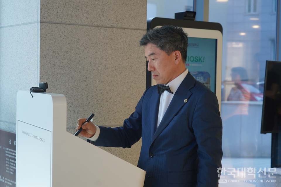 박주희 삼육보건대 총장이 전문대학 최초로 도입된 디지털 방명록에 기념 서명을 남기고 있다. (사진=삼육보건대)