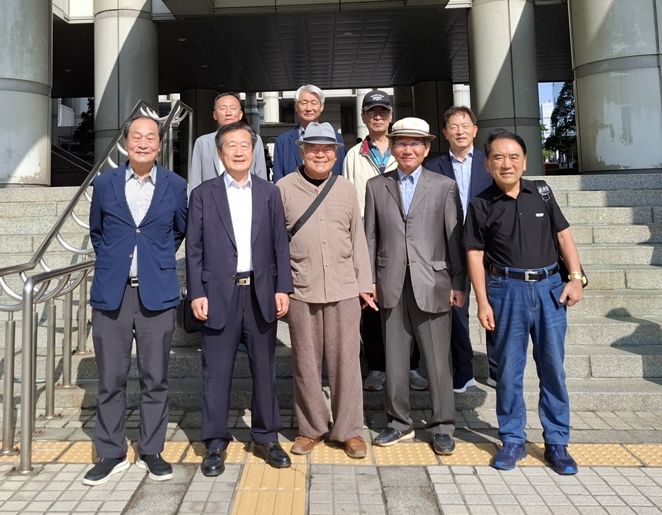 2일 서울중앙지법 31민사부(남인수 부장판사)가  1971년 위수령 때 강제연행돼 불법 구금, 고문 가혹행위, 군대 강제징집 등의 국가폭력에 대해 국가사과를 판결한 후 고초를 겪은 당시 학생간부들이 기념촬영했다. (사진 왼쪽부터) 이원섭 전 한겨레 논설실장, 김재홍 전 서울디지털대 총장(전 방송통신위 부위원장), 이광호 연세대 철학과 명예교수, 유영표 (사)긴급조치사람들 이사장, 임춘식 한낭대 명예교수.