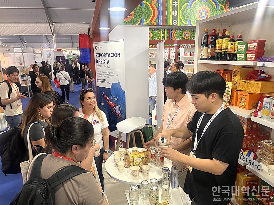 한국공학대 GTEP사업단 학생들이 ‘2025 칠레 식품박람회’ 현장에서 한국 식품을 소개하며 참관객들에게 시식 행사를 진행하고 있다.