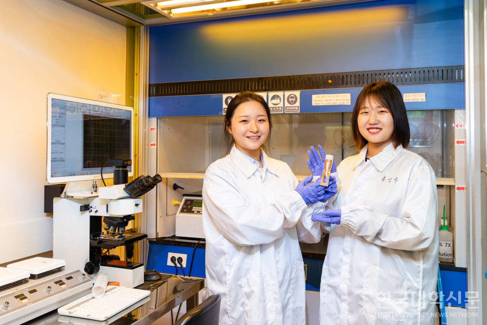 한양대 인공지능반도체대학원 김수현 석박통합과정생(왼쪽), 융합전자공학과 박선영 박사과정생.