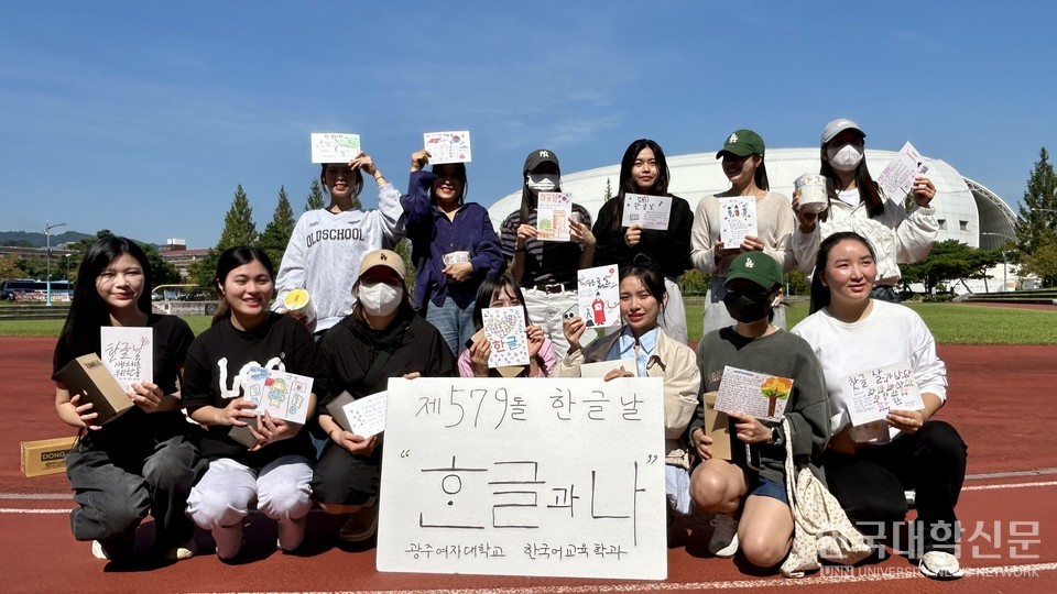 한글 백일장 입상 학생들이 기념촬영을 했다.