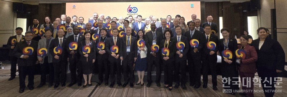 14일 서울 웨스틴조선호텔에서 열린 세계대학총장협회(International Association of University Presidents, IAUP) 창립 60주년 기념행사·국제세미나에 참석한 주요 관계자들이 기념사진을 촬영하고 있다. (사진=임연서 기자)